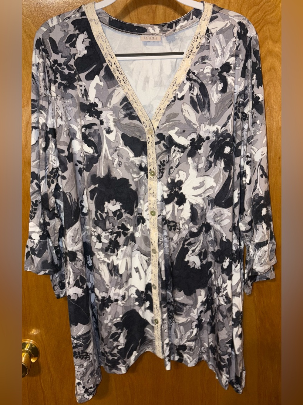 LOGO by Lori Goldstein ‘neutral’ printed Rayon 230 knit cardigan with trim 3X